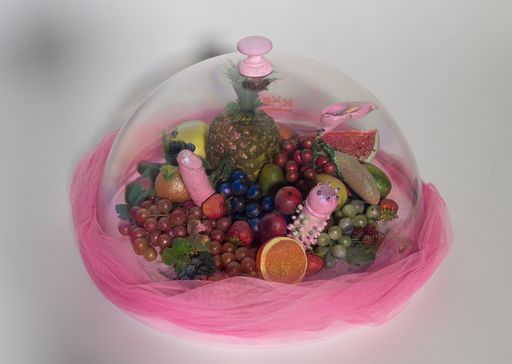  Renate Bertlmann Verbotene Früchte, aus der Serie „Käseglocken“,
1992 Mixed Media 24 x 50 x 50 cm (ohne Sockel) © Wien Museum /
Bildrecht, Wien, 2018