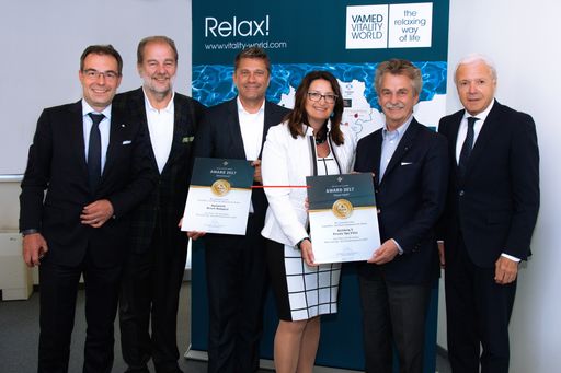 Preisverleihung RESACHECK Award: Sigrid und Peter
Peer von Impuls Consult überreichen den ersten RESACHECK Award an
zwei Hotels der Vamed Vitality World. Vlnr: Tom Bauer, COO Vamed
Vitality World, Peter Peer, Markus Ernst, GM Aqua World Budapest,
Sigrid Peer, Manfred Kalcher, GF Therme Geinberg, KR Gerhard Gucher,
Direktor Vamed Vitality World