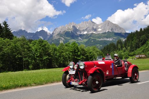  31. Kitzbüheler Alpenrallye. Die schönsten Oldtimer
der Automobilgeschichte auf den schönsten Alpenstraßen. 580
Kilometer in Tirol und Salzburg und Kärnten stehen an drei
Bewerbstagen (6. bis 9. Juni 2018) auf dem Streckenplan.