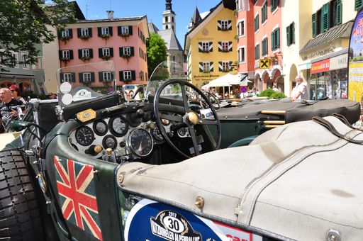 Vorschau Bild von Blickfang auf vier Rädern: ein
Bentley-Vorkriegsklassiker in der Kitzbüheler Altstadt: Die
Fahrzeugpräsentation zum Abschluss ist einer der Höhepunkte der 31.
Kitzbüheler Alpenrallye (6. bis 9. Juni 2018), zu dem wieder
Tausende Zuschauer erwartet werden.