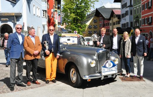 Vorschau Bild von 31. Kitzbüheler Alpenrallye (6. bis 9. Juni 2018) –
stilecht mit einem Bentley R-Type Drophead Coupé, Baujahr 1952
präsentiert: Im Bild von links: Rupert Mayr-Reisch, Ekkehard Riep,
Rudi Höfinger, OK-Chef Markus Christ. Mike Mayr-Reisch, TVB-GF Dr.
Viktoria Veider, Dr. Clemens Winkler.