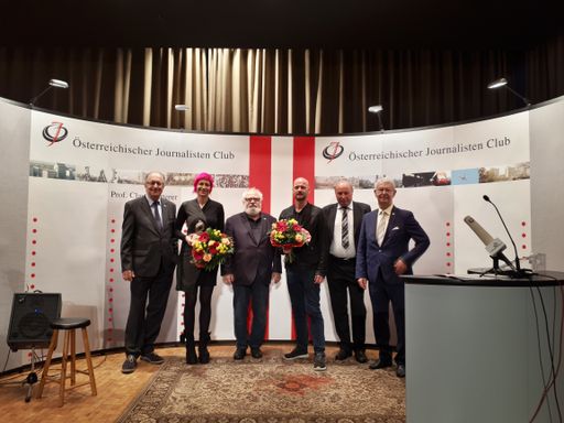  Verleihung Prof. Claus Gatterer-Preis für sozial
engagierten Journalismus 2018. (v.l.n.r.) Prof. Oswald Klotz
(Moderator), Nina Strasser (Preisträgerin 2018), Prof. Fred Turnheim
(ÖJC-Präsident), Mag. (FH) Jürgen Pettinger (Ehrende Anerkennung
2018), Fritz Egarter (Bürgermeister Sexten), Harald Vaca
(ÖJC-Vorstandsmitglied)