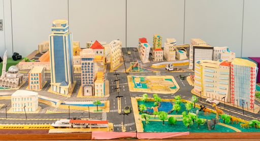  Future Aleppo - eine 2x2 große Modellstadt aus
Papier.