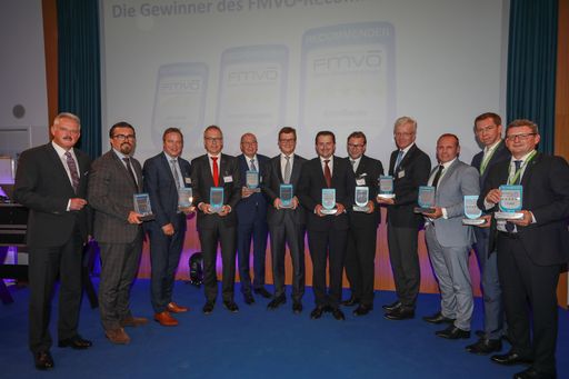  Die FMVÖ-Recommender-Award Gewinner 2018: v.l.n.r.:
Erich Mayer (Präsident FMVÖ), Herbert Kaiser (Leiter Außendienst
UNIQA Österreich), Robert Eckmair (Vorstandsdirektor-Stellvertreter
Raiffeisenlandesbank Oberösterreich), Wolfgang Viehhauser (Mitglied
des Vorstandes, HYPO NOE Landesbank), Wenzel Staub
(Vorstandsvorsitzender muki Versicherungsverein auf
Gegenseitigkeit), Walter Zandanell (Generaldirektor Volksbank
Salzburg), Georg Schneider (Vorstandsdirektor GRAWE), Manfred
Bartalszky (Vorstandsdirektor Sparkassen Versicherung), Gerhard
Fabisch (Präsident Österreichischer Sparkassenverband), Rainer Henke
(Vorstand easybank), Christian Derler (Leiter Vertriebsmanagement
Retail, Volksbank Wien), Klaus Himmelreich (Vorstandsmitglied
Vorarlberger Landes-Versicherung)