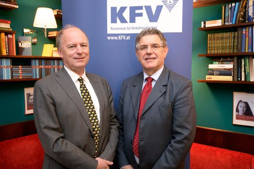 https://www.apa-fotoservice.at/galerie/13657 Bild
zeigt: Dr. Othmar Thann, Direktor KFV und Dr. Gerhard Diendorfer,
Leiter des Österreichischen Blitzortungssystems ALDIS.