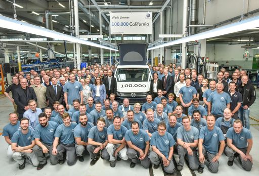 Vorschau Bild von 25.05.18, Hannover, Gemeinsamer Erfolg: Vorstände,
Betriebsräte und Mitarbeiter mit dem 100.000sten California aus dem
Werk in Hannover-Limmer