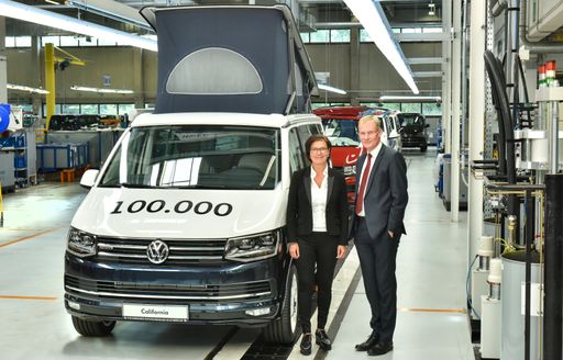 25.05.18, Hannover, Dr. Eckhard Scholz
(Vorsitzender des Markenvorstands Volkswagen Nutzfahrzeuge) und
Bertina Murkovic (Betriebsratsvorsitzende Volkswagen Nutzfahrzeuge)
mit dem 100.000sten California aus dem Werk Hannover-Limmer.