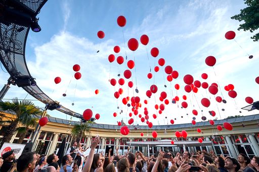 Vorschau Bild von Beim europäischen Abschlußabend im Volksgarten
ließen die Teilnehmenden Luftballons mit ihren Wünschen an Europa
steigen