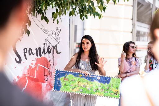 Vorschau Bild von Bei der Länderstation Spanien wurde ein
Mini-Jakobsweg beschritten. Bevor es losging, gab es
Hintergrundinfos zum Pilgerweg.