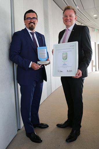 Vorschau Bild von Herbert Kaiser, Leiter Exklusivvertrieb und Peter
Humer, Vorstand UNIQA Österreich freuen sich über die
FMVÖ-Recommander-Award Auszeichnung für die beste Beratung.