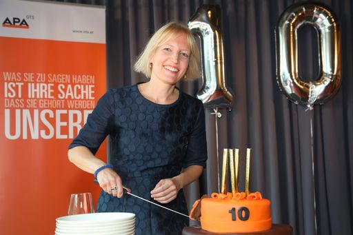 http://www.apa-fotoservice.at/galerie/13456 Im
weiteren Verlauf der Jubiläumsfeier durfte eine Geburtstagstorte
nicht fehlen. Martina Wiesenbauer-Vrublovsky, Geschäftsführerin
APA-OTS, eröffnete den Jubiläumsbrunch.
