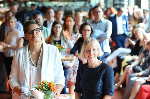 Vorschau Bild von http://www.apa-fotoservice.at/galerie/13456 Karin
Thiller (APA) und Martina Wiesenbauer-Vrublovsky (APA-OTS) beim
Jubiläumsbrunch von zehn Jahre OTSconnect.
