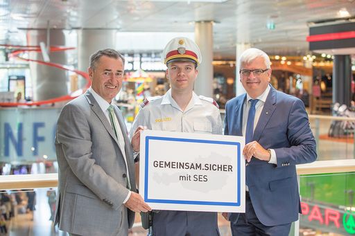 Vorschau Bild von vlnr Direktor des Bundeskriminalamts Franz Lang,
Revierinspektor Bernhard Zanko, SES-CEO Marcus Wild