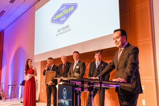 Jürgen Titz, Vorsitzender der Geschäftsführung
D-A-CH bei Goodyear, präsentiert im Rahmen des Grand Opening der
Tire Cologne 2018 das Konzept des Goodyear Oxygene. Zuvor hatte er
von der Jury den Kreativpreis "Best Green Concept" entgegengenommen.