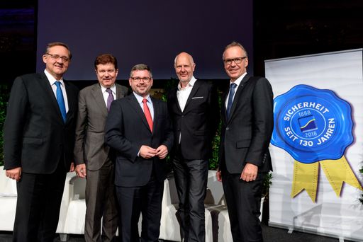 v. l. n. r.: Prof. Dr. Günther Ofner (Vorstandsdirektor Flughafen
Wien AG), Dr. Peter Harold (Generaldirektor HYPO NOE), DI Ludwig
Schleritzko (NÖ Finanz-Landesrat), Matthias Horx, DI Wolfgang
Viehauser (Vorstandsmitglied HYPO NOE)