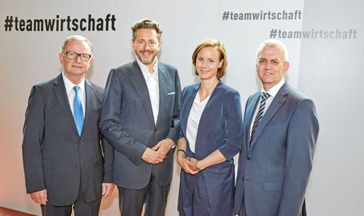© photonews.at/Georges Schneider - Wien 29.05.2018
- Heute präsentierte Wirtschaftskammer- und
Wirtschaftsbund-Präsident Harald Mahrer das #teamwirtschaft . PHOTO:
Die neue Führung der WKÖ: v.l.n.r.: design. WKÖ-Generalsekretär
Karlheinz Kopf, WKÖ-Präsident Harald Mahrer, design. stv.
Generalsekretärin Mariana Kühnel, stv. Generalsekretär Herwig
Höllinger.