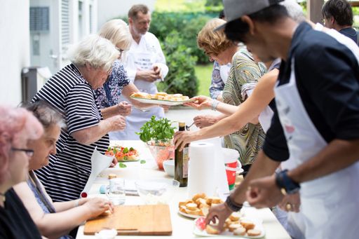 Vorschau Bild von Christian Petz und seine Schwester Sylvia Petz
kochten mit SozialmarktkundInnen und ehemals Obdachlosen in einer
Einrichtung des Samariterbundes