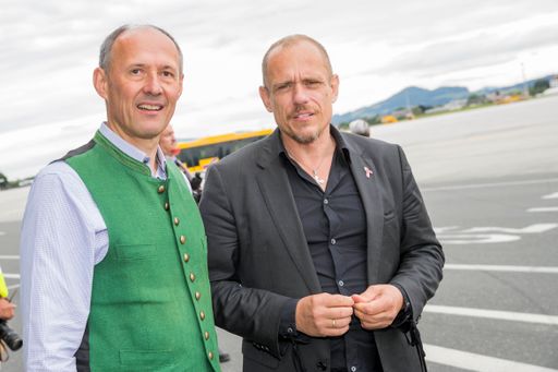 LIFE BALL 2018 - Touchdown am Salzburger Flughafen:
V.l.n.r.: Leo Bauernberger (GF SalzburgerLand Tourismus) und Gery
Keszler (CEO LIFE+ und LIFE BALL Organisator).