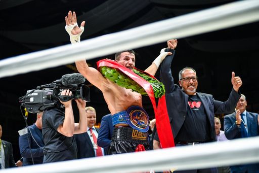 Vorschau Bild von Frisch gekrönter Europameister Robin Krasniqi (hier
mit Cengiz Ehliz) bei der wee BOXGALA, 02.06.2018 weeArena Bad Tölz
Weiterer Text über ots und www.presseportal.de/nr/122695 / Die
Verwendung dieses Bildes ist für redaktionelle Zwecke honorarfrei.
Veröffentlichung bitte unter Quellenangabe: "obs/weeCONOMY AG/HALIL
TOSUN"