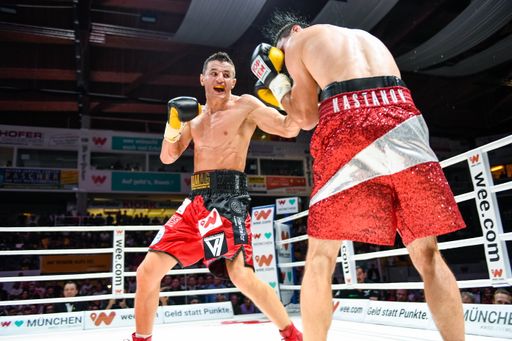 Robin Krasniqi vs. Stanislav Kashtanov bei der wee
BOXGALA, 02.06.2018 weeArena Bad Tölz. Weiterer Text über ots und
www.presseportal.de/nr/122695 / Die Verwendung dieses Bildes ist für
redaktionelle Zwecke honorarfrei. Veröffentlichung bitte unter
Quellenangabe: "obs/weeCONOMY AG/HALIL TOSUN"