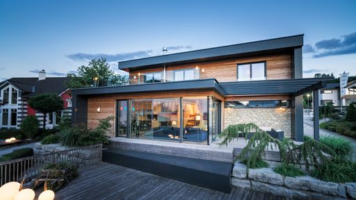 Vorschau Bild von Eine groß angelegte Marktforschungsstudie zeigt:
Fertighäuser liegen voll im Trend. Über die Hälfte aller Personen,
die planen, in den nächsten Jahren ein Haus bauen zu wollen, ziehen
ein Fertighaus in Betracht, zwei Drittel waren bereits in einem
Musterhauspark