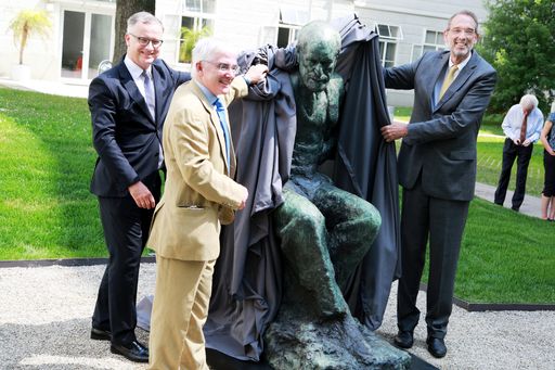 https://www.apa-fotoservice.at/galerie/13651 Im
Bild v.l.n.r.: MedUni-Wien-Rektor Markus Müller, Lord David Freud
(Urenkel von Sigmund Freud) und Bundesminister Heinz Faßmann
enthüllen die Sigmund-Freud-Statue an der Medizinischen Universität
Wien