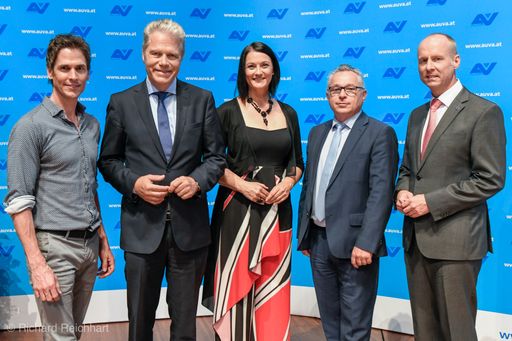  (v.l.n.r.): ehemaliger österreichischer
Olympiasportler Felix Gottwald, AUVA-Obmann DDr. Anton Ofner,
Moderatorin Margit Bacher, AUVA-Generaldirektor Dr. Helmut Köberl
und Leiter der AUVA-Abteilung für Prävention Dipl.-Ing. Georg
Effenberger