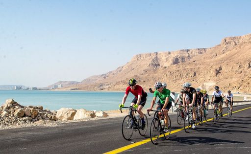 Vorschau Bild von Journalisten bei der Testveranstaltung zum Auftakt
der Middle East Tour im März 2018 am Toten Meer.