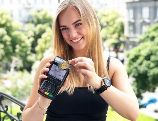  Mit dem Key2Pay Schlüsselanhänger erweitert man die
Möglichkeiten des bargeldlosen Bezahlens. Einkaufen ohne
Brieftasche, Kreditkarte oder Bankomatkarte jederzeit und überall wo
es kontaktlose Terminals gibt – man braucht nur das Handy und den
Schlüsselanhänger!