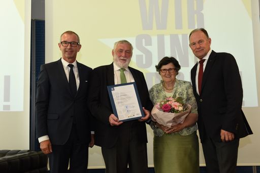 Aufgrund seines langjährigen beispielhaften
Engagements für die Hochschule sowie seiner hervorragenden
Leistungen zur Förderung und Weiterentwicklung von Wissenschaft,
Wirtschaft und Gesellschaft wurde Präsident DI Dr. Franz Fischler
mit der Ehrenprofessorenwürde des MCI ausgezeichnet.