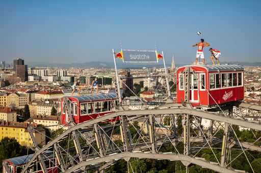 215 feet above the streets of Vienna, Austrians
Alexander Horst and Clemens Doppler (red shirts) serve to Norways
Anders Mol and Christian Sørum on top of the Vienna Riesenrad, ahead
of the A1 Major Vienna presented by Swatch.