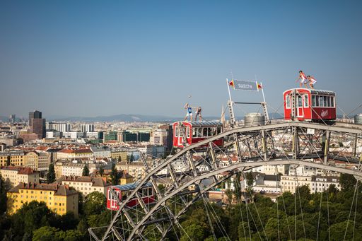 Vorschau Bild von Rising Norwegian stars Anders Mol and Christian
Sorum (left, blue shirts) serve the ball across the Vienna skyline
to Austrias Clemens Doppler and Alexander Horst, ahead of the A1
Major Vienna presented by Swatch.