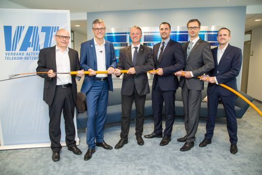 https://www.apa-fotoservice.at/galerie/13841 Im Bild v.l.n.r.:
Martin Wachutka (FIS OÖ); Jan Trionow (Drei); Igor Brusic (nöGIG);
Markus Fellhofer (Energie AG Oberösterreich Telekom GmbH); Hannes
Kohlmeier (Energie Steiermark Technik); Florian Schnurer (VAT)