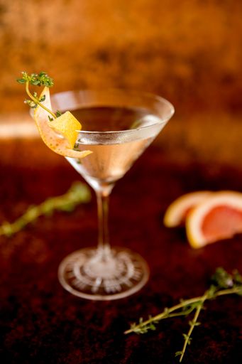 Vorschau Bild von "As Thyme goes By" by Heinz Kaiser; Tanqueray
London Dry Gin, Maraschino, frisch gepresster Limetten- und Pink
Grapefruitsaft, Schweppes Dry Tonic Water, frischer Thymian