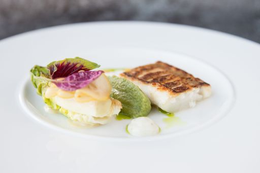 Vorschau Bild von Fine Dining by Roman Wurzer: Gebratener Kabeljau,
geschmorte Salatherzen, Zitronen-Dashi-Sud, Dillbroccolicreme