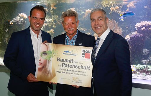 Statt traditioneller Geburtstagstorte setzt Baumit
zum 30-Jahr-Jubiläum auf Ideen mit Zukunft und übernimmt die
Patenschaft für das „Große Korallenbecken“ und seine
„Riff-Baumeister“ - die Steinkorallen - im Haus des Meeres in Wien.
Mag. Robert Schmid, Geschäftsführer der Baumit Beteiligungen GmbH
(links) und Mag. Georg Bursik (rechts), Geschäftsführer Baumit GmbH
freuen sich über die Patenschaft für das große Korallenbecken im
Haus des Meeres mit Dr. Michael Mitic (mitte), Geschäftsführer des
Haus des Meeres in Wien.