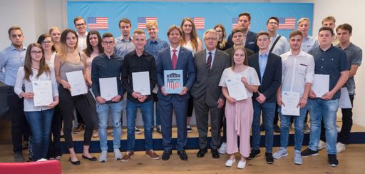  Die ersten 22 österreichischen Austauschlehrlinge
der Marshallplan-Jubiläumsstiftung gemeinsam mit Wolfgang Petritsch,
Präsident der Marshallplan-Jubiläumsstiftung und H.E. Trevor D.
Traina, Botschafter der Vereinigten Staaten von Amerika in
Österreich.
