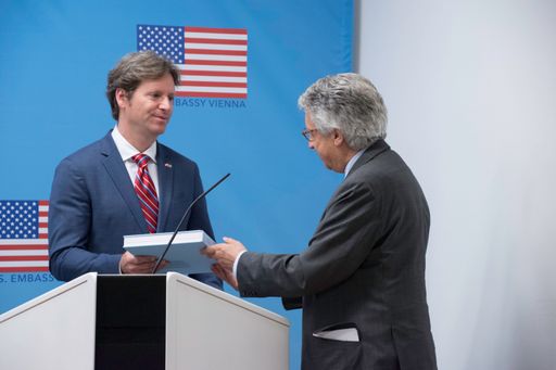 Vorschau Bild von H.E. Trevor D. Traina, Botschafter der Vereinigten
Staaten von Amerika in Österreich und Wolfgang Petritsch, Präsident
der Marshallplan-Jubiläumsstiftung beim Marshallplan Symposium im
Amerika Haus in Wien.