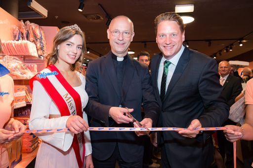 vlnr Miss Bonbon 2018 Vada Müller, Dompfarrer Toni
Faber und Verkaufsdirektor Mathias Walser schnitten das Band zur
Eröffnung des Manner Shops in WIEN MITTE The Mall durch