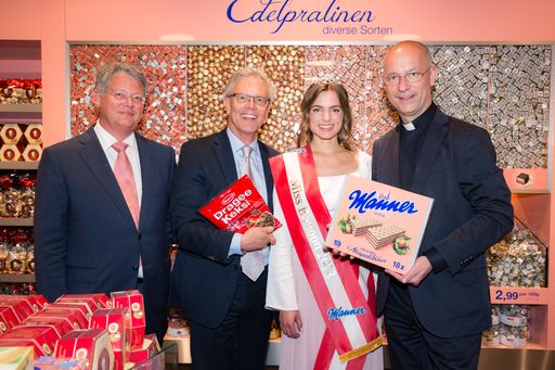 Vorschau Bild von vlnr Manner Vorstände Dr. Hans Peter Andres sowie
Mag. Albin Hahn feierten gemeinsam mit Miss Bonbon 2018 Vada Müller
und Dompfarrer Toni Faber