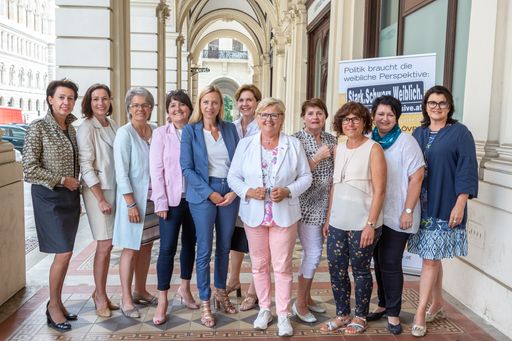 Bundesvorstand der ÖVP Frauen mit FBM Juliane
Bogner-Strauß