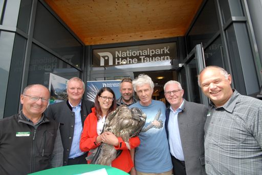 Foto (v.l.n.r.): Peter Rupitsch (Nationalparkdirektor Kärnten),
BR Günther Novak (Bürgermeister Gemeinde Mallnitz), LR Sara Schaar
(Nationalparkreferentin) mit Bartgeier Kasimir, Michael Knollseisen
(Bartgeierbetreuer), Hans Frey (Bartgeierexperte), LAbg. Alfred
Tiefnig und Hermann Stotter (Nationalparkdirektor Tirol).