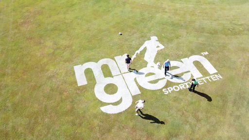 Vorschau Bild von Das Mr Green Sportwetten Team bei der Sporthilfe
Charity-Golf-Trophy präsentiert von Falkensteiner Hotel & Spa
Carinzia ****: Armin Assinger, Mr Green Markenbotschafter und
Jahrhunderttorhüter Michael Konsel, Skisprung-Legende Stefan
Thurnbichler und der Gewinner des Mr Green Sportwetten Gewinnspiels,
Claus Breulmann