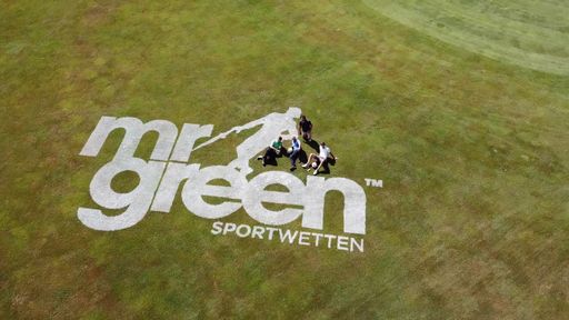 Vorschau Bild von Das Mr Green Sportwetten Team bei der Sporthilfe
Charity-Golf-Trophy präsentiert von Falkensteiner Hotel & Spa
Carinzia ****: Armin Assinger, Mr Green Markenbotschafter und
Jahrhunderttorhüter Michael Konsel, Skisprung-Legende Stefan
Thurnbichler und der Gewinner des Mr Green Sportwetten Gewinnspiels,
Claus Breulmann