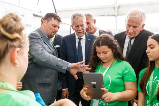  Das Team von McWerk mit Bundespräsident Alexander
Van der Bellen.