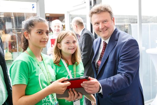 Vorschau Bild von Das Team von McWerk mit Wiener Bürgermeister
Michael Ludwig.