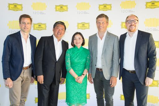 120 Jahre Deutsche Grammophon Pressekonferenz in der
Artistenhalle des Holzmarkt in Berlin am 11. Juni 2018. Foto:
Philipp Justus, Long Yu, Fedina Zhou, Frank Briegmann, Clemens
Trautmann Weiterer Text über ots und www.presseportal.de/nr/23162 /
Die Verwendung dieses Bildes ist für redaktionelle Zwecke
honorarfrei. Veröffentlichung bitte unter Quellenangabe:
"obs/Universal Music Deutschland/Stefan Hoederath/Universal Music"