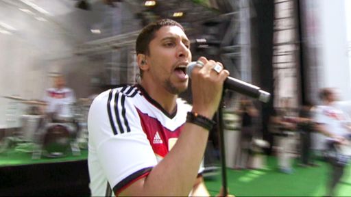 Andreas Bourani singt "Ein Hoch auf uns". Sendetermin "Pop
Giganten: Fetenhits Fußball WM 2018": Donnerstag, 14. Juni 2018, um
20:15 Uhr bei RTL II . Weiterer Text über ots und
www.presseportal.de/nr/6605 / Die Verwendung dieses Bildes ist für
redaktionelle Zwecke honorarfrei. Veröffentlichung bitte unter
Quellenangabe: "obs/RTL II"