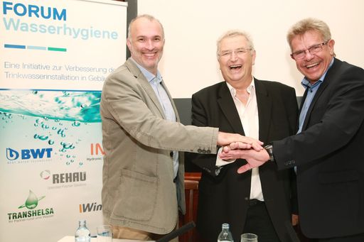  https://www.apa-fotoservice.at/galerie/13853 Im Bild v.l.n.r.: PD
Mag. Dr. Alexander Indra (AGES), KR Herbert Wimberger (FORUM
Wasserhygiene), KR Alfred Laban (Innung der Sanitär-, Heizungs- und
Lüftungstechniker)