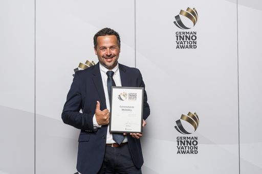  Christian Keck, Geschäftsführer für Export und
Vertrieb bei Greenstorm Mobility GmbH, übernahm stellvertretend für
das ganze Team den German Innovation Award in Berlin